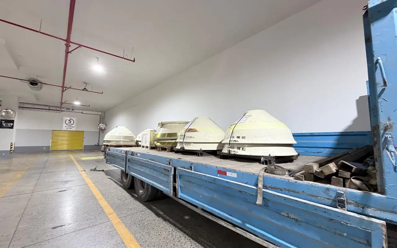 Plataforma cargada con revestimientos en el almacén de Lima antes de salir a mina