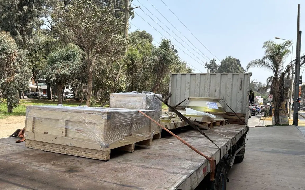 Piezas embaladas y aseguradas sobre el camión, en ruta a la unidad minera